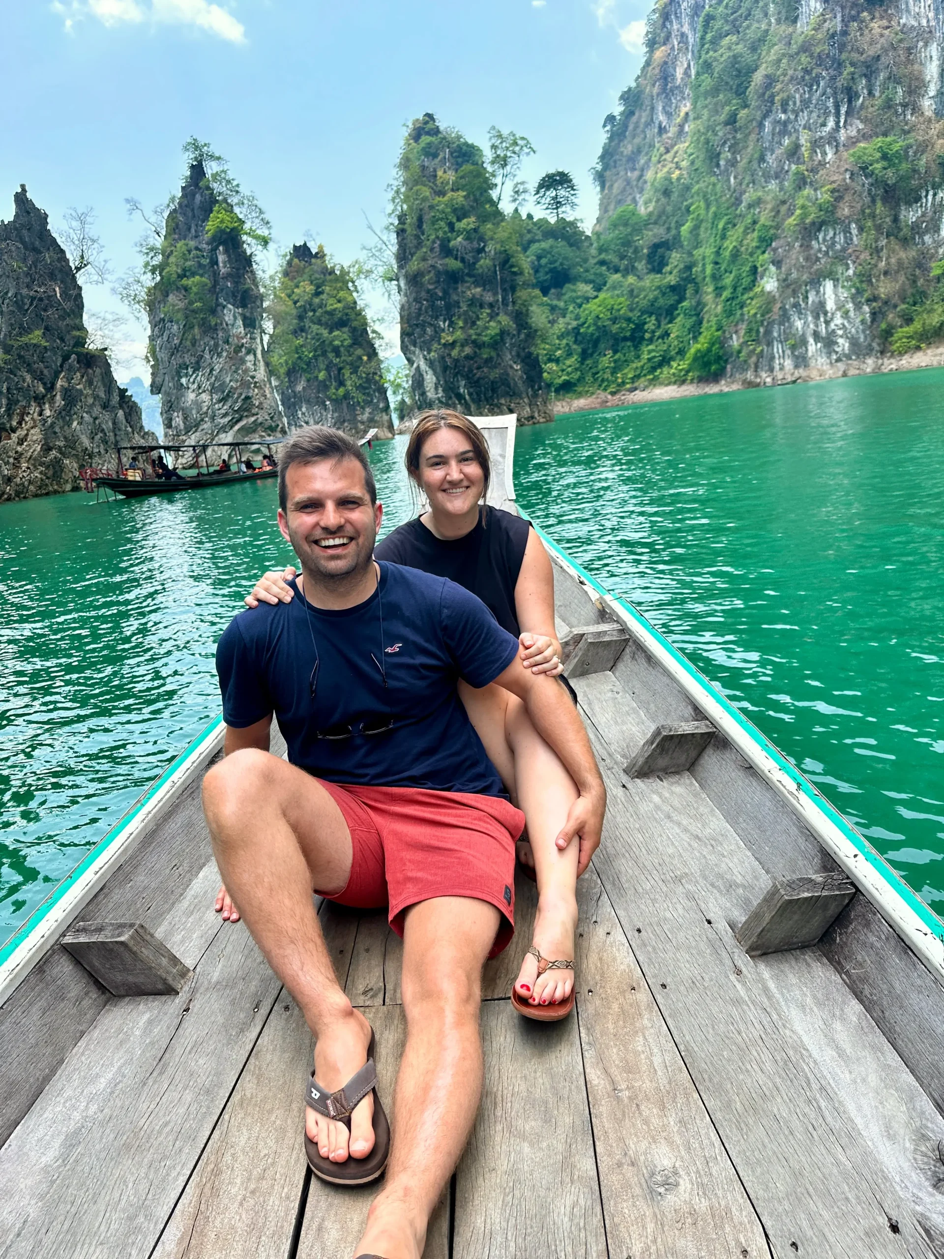 Alena und Thomas in einem Boot in Thailand